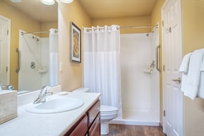 Combined shower/bathtub, free toiletries, hair dryer, towels