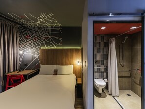 Minibar, caixa forta a l'habitació i escriptori