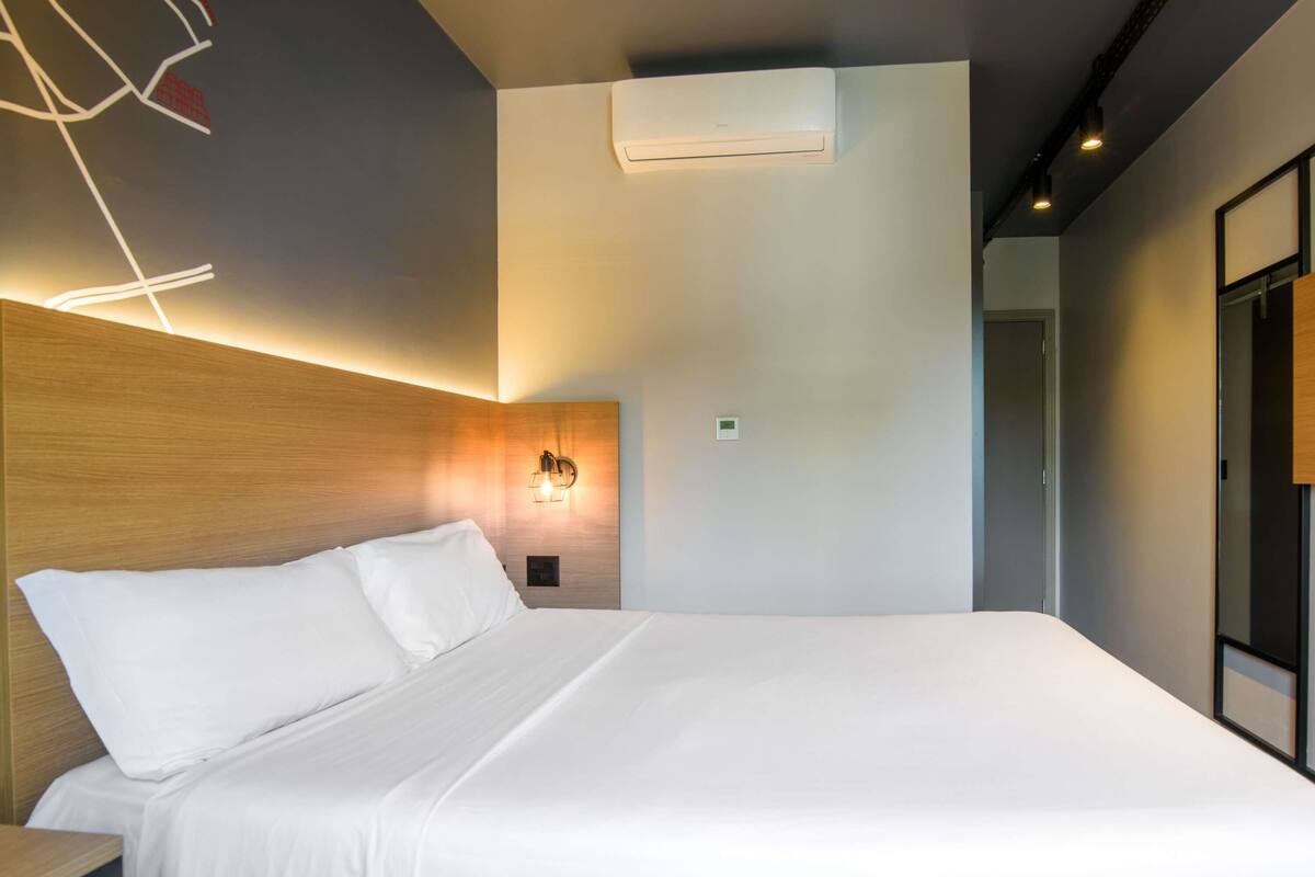 Standard Apartment, 1 Katil Kelamin (Double) | Bar mini, peti besi dalam bilik, meja, kalis bunyi 