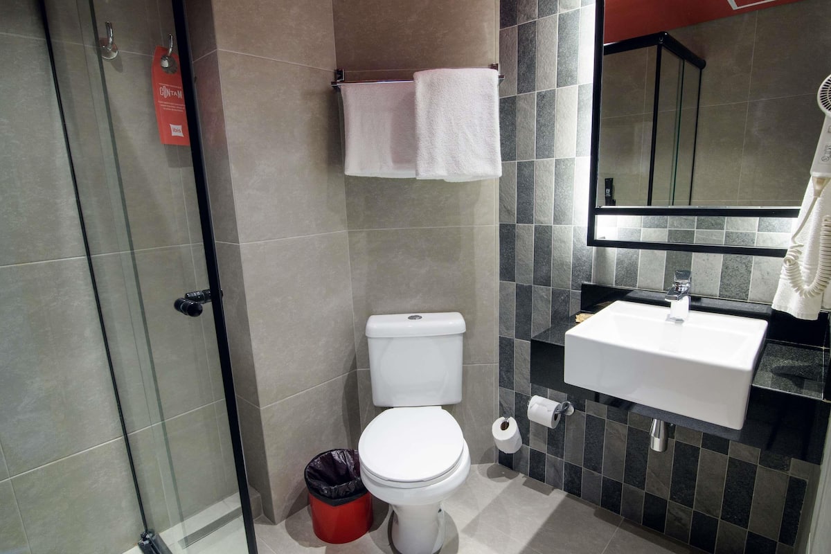 Minibar, brankas, meja kerja, dan kedap suara