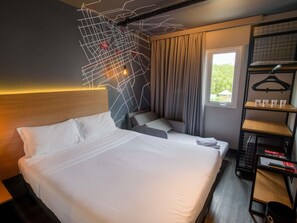 スタンダード ルーム ベッド (複数台) | ミニバー、セーフティボックス (室内)、デスク、防音設備