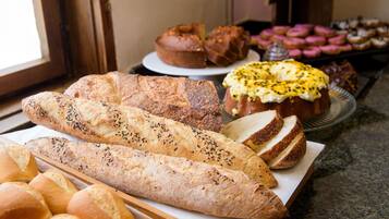 Daily buffet breakfast (BRL 47 per person)