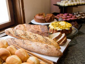 朝食 (ビュッフェ)、毎日提供 (有料)