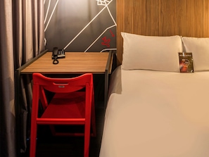 Minibar, brankas, meja kerja, dan kedap suara
