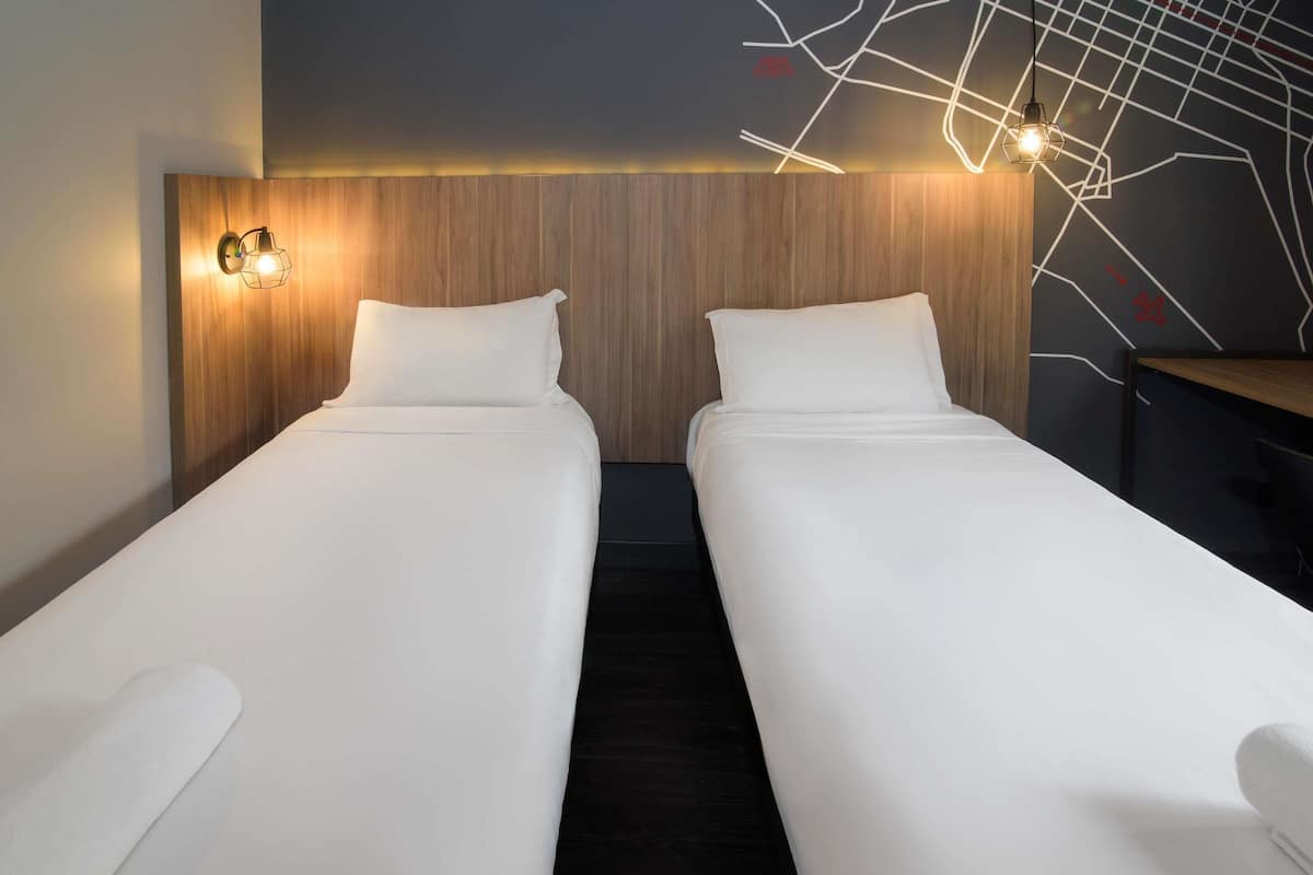 Apartamento standard, 2 camas de solteiro | Frigobar, cofres nos quartos, escrivaninha, quartos à prova de som