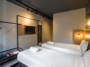 Minibar, caja de seguridad en la habitación y escritorio 