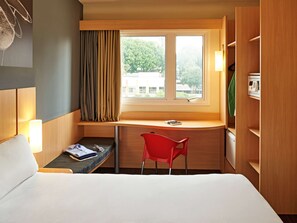 Minibar, safe på rommet, skrivebord og lydisolert