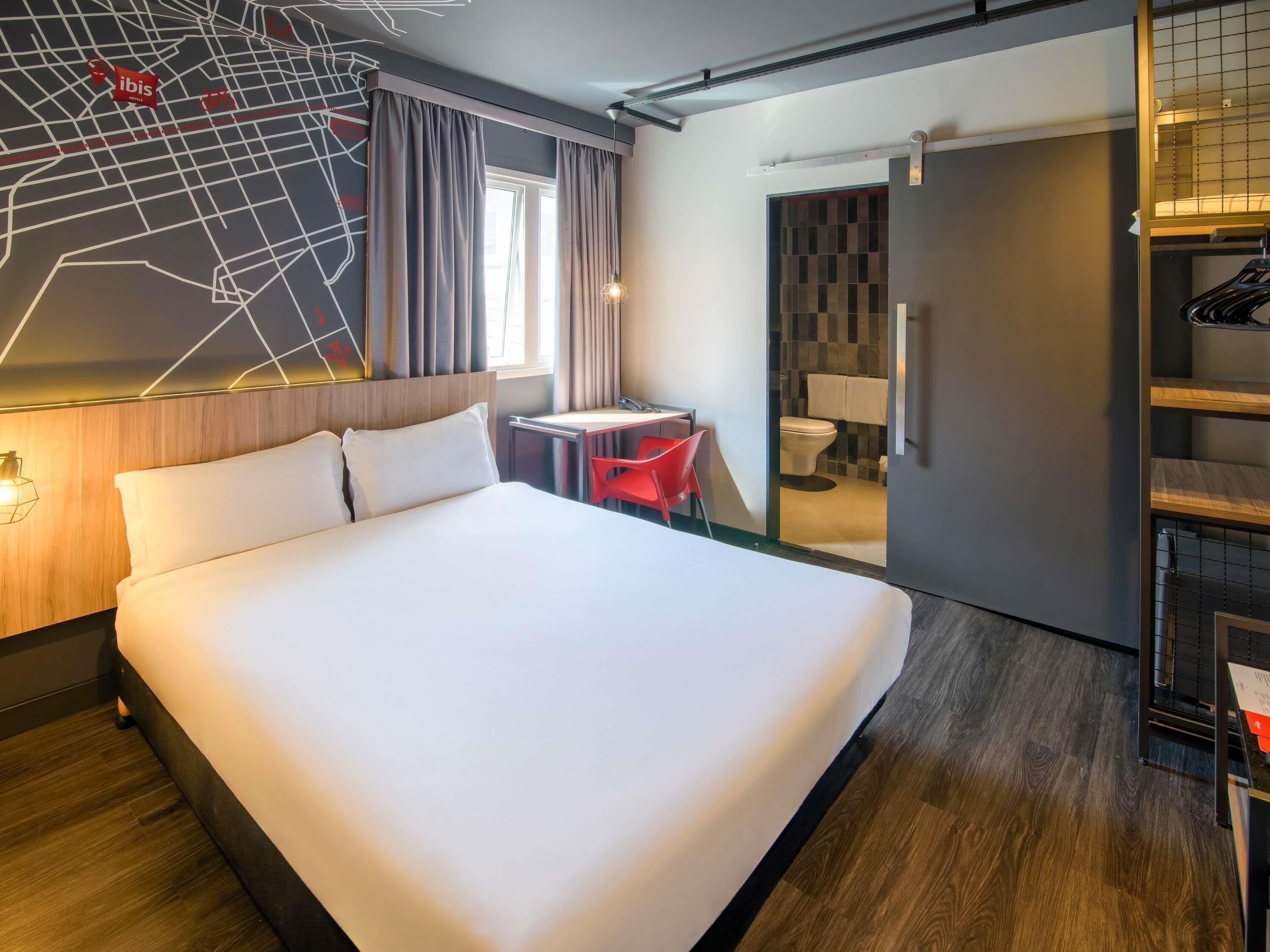 Apartment, 1 Double Bed, Accessible | Minibar, in-room safe, desk, soundproofing