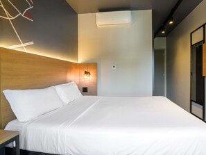 Standard-huoneisto, 1 parisänky | Minibaari, tallelokero huoneessa, työpöytä, äänieristys