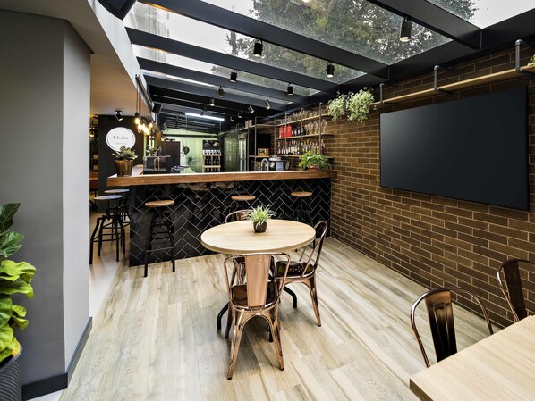 Bar (on property) - ibis Curitiba Batel (Curitiba)