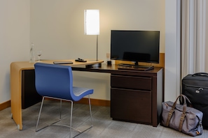 Executive Room, 1 Queen Bed | Living room | Flat-screen TV
