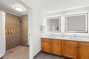 Suite, varias camas | Baño | Tina con regadera, amenidades de baño gratuitas, secadora de cabello 