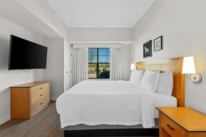 Suite, 1 kingsize bed | Een bureau, een strijkplank/strijkijzer, gratis extra bedden