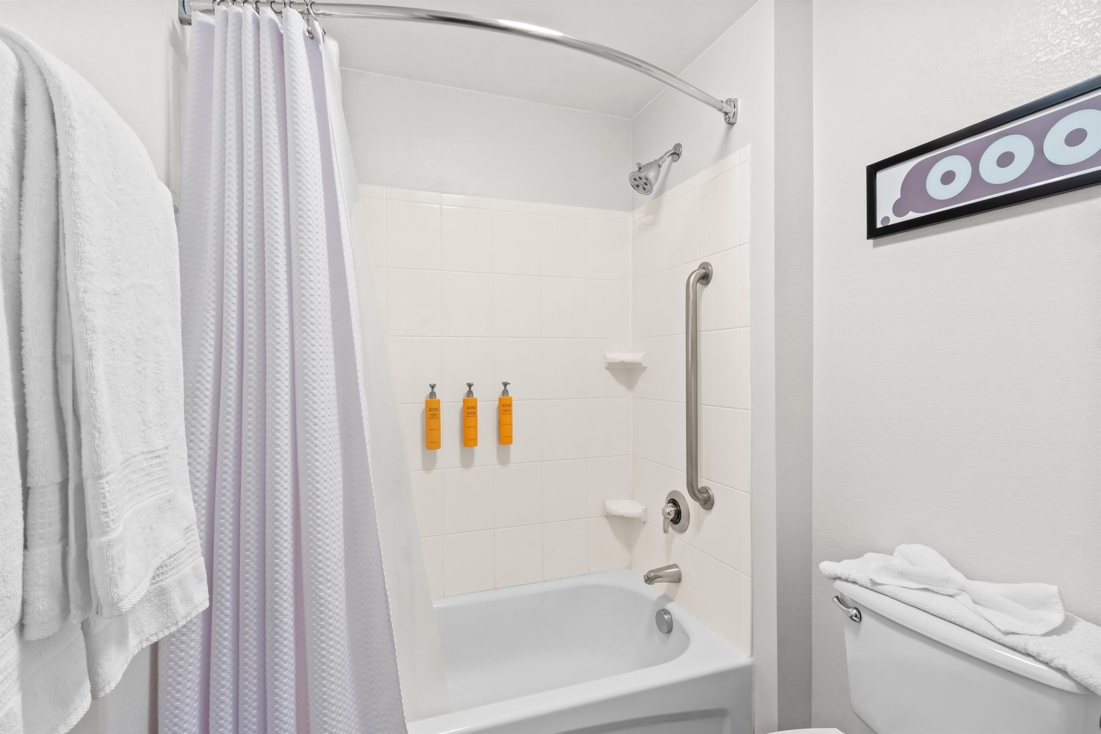 Un bagno con doccia, wc e portasciugamani.