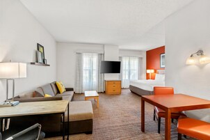 Suite estudio, 1 cama de matrimonio grande | Escritorio, tabla de planchar con plancha, camas supletorias gratuitas