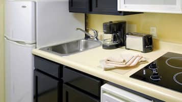 Refrigerador con freezer, microondas, placa de cocina, lavavajillas