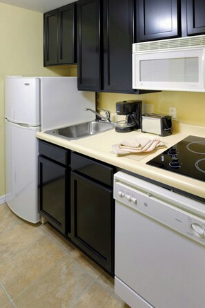 Full-sized fridge, microwave, stovetop, dishwasher - TownePlace Suites Marriott Joplin (Joplin)