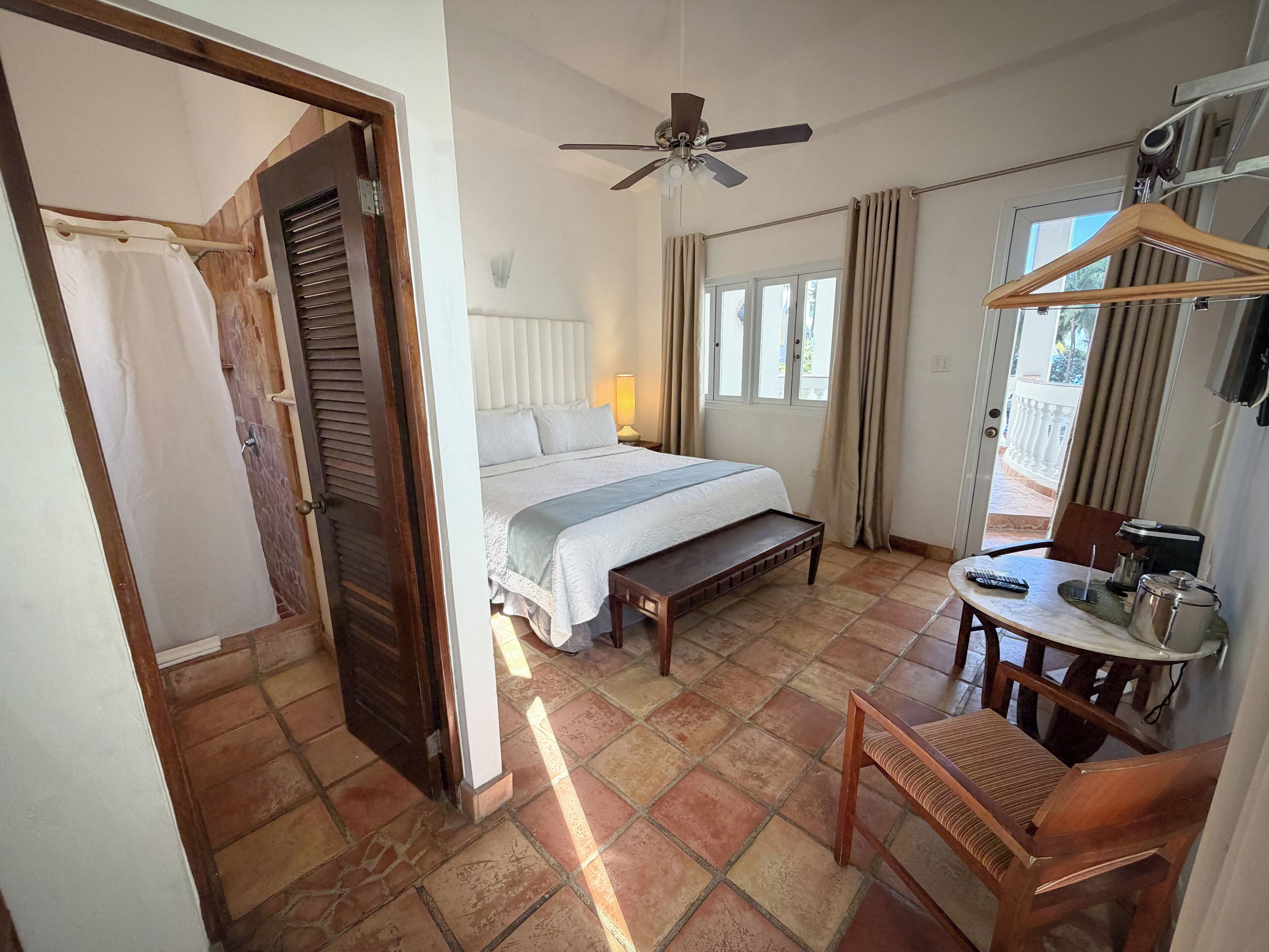 King Ocean View | Blendingsgardiner, strykejern/-brett, wi-fi (inkludert) og sengetøy