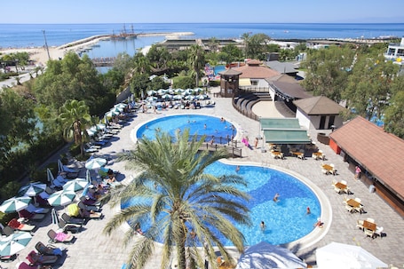 Innenpool, 2 Außenpools, Sonnenschirme, Liegestühle. Seher Resort & Spa