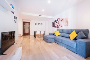 Minibar, in-room safe, desk, soundproofing - Aparthotel Napols (Barcelona)