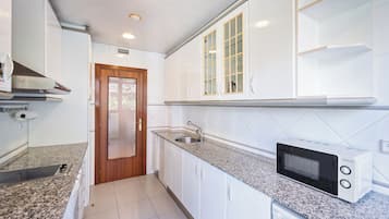 Refrigerador, microondas, placa de cocina, cafetera/tetera