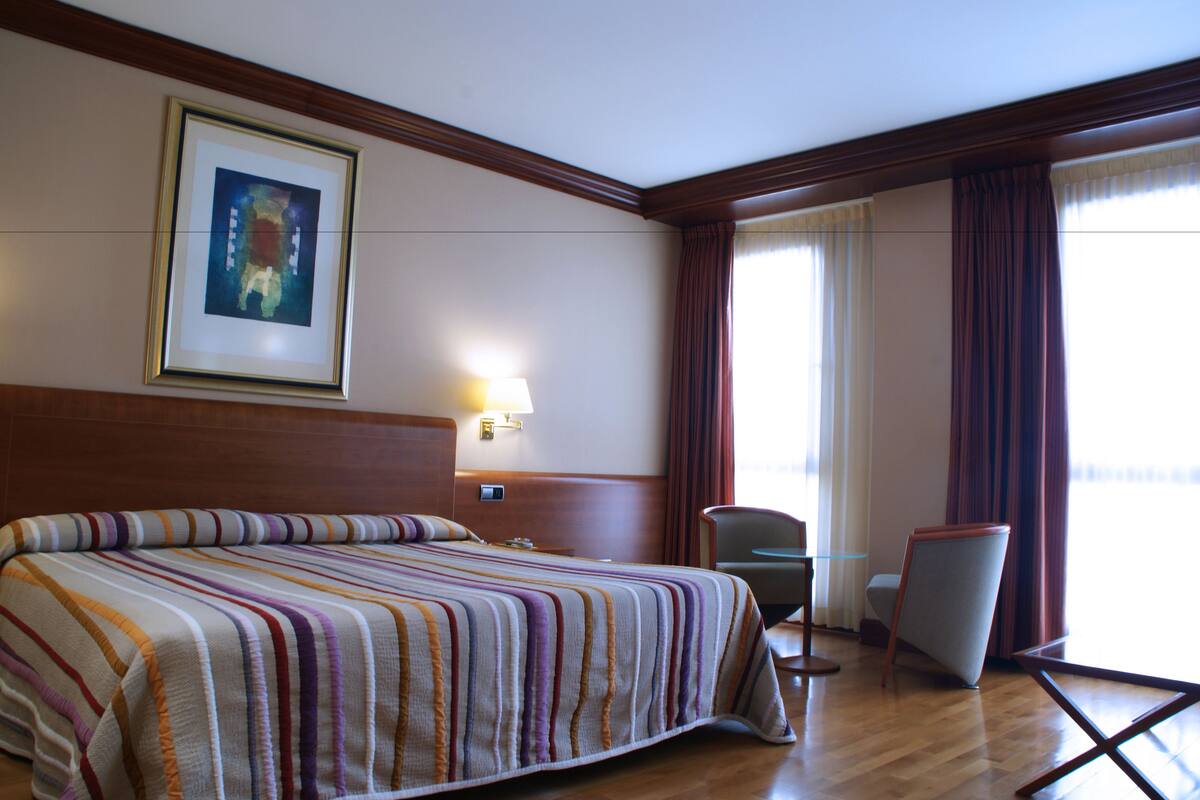 Minibar, desk, blackout drapes, cribs (free)