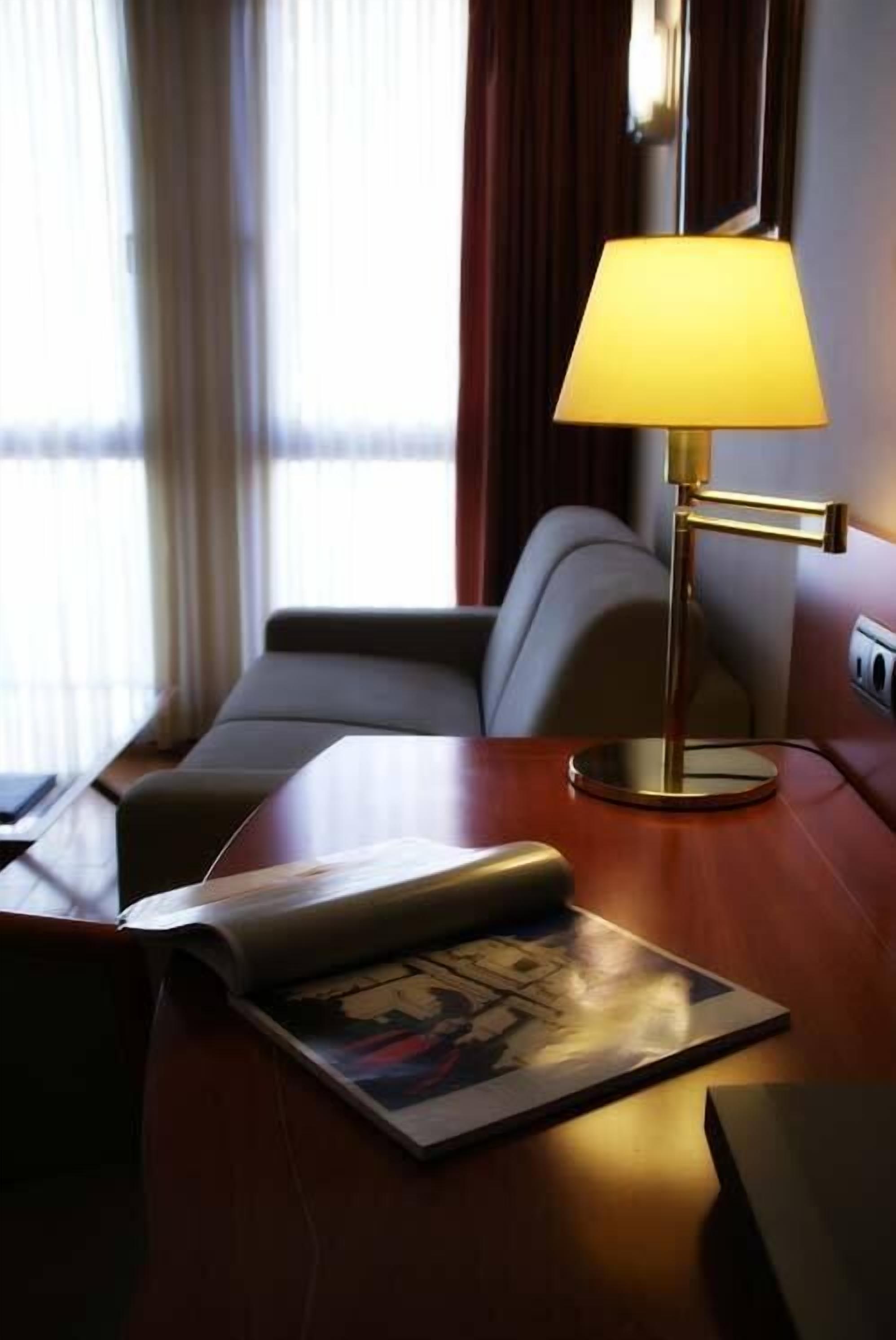 Junior suite | Woonruimte | Een 32-inch flatscreentelevisie met satellietzenders en een televisie