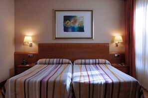 Minibar, desk, blackout drapes, free cribs/infant beds - Hotel Amadeus (Valladolid)