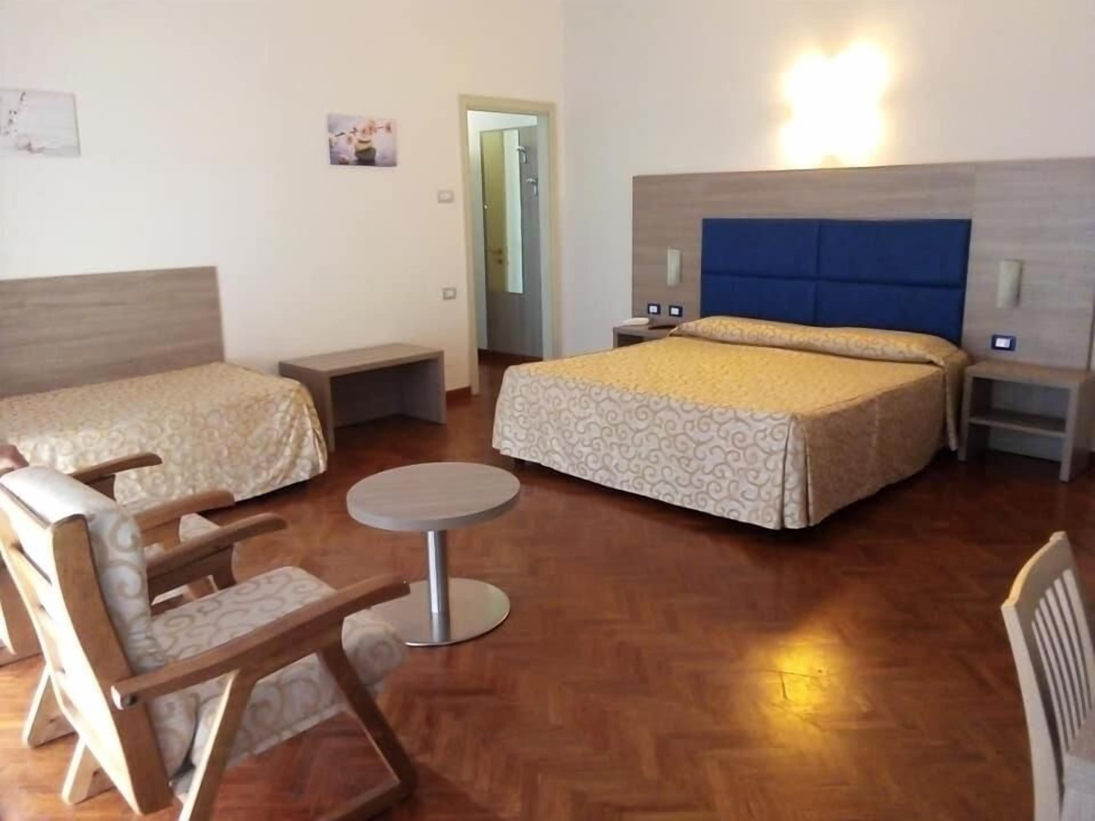 Minibar, Zimmersafe, Schreibtisch, kostenloses WLAN