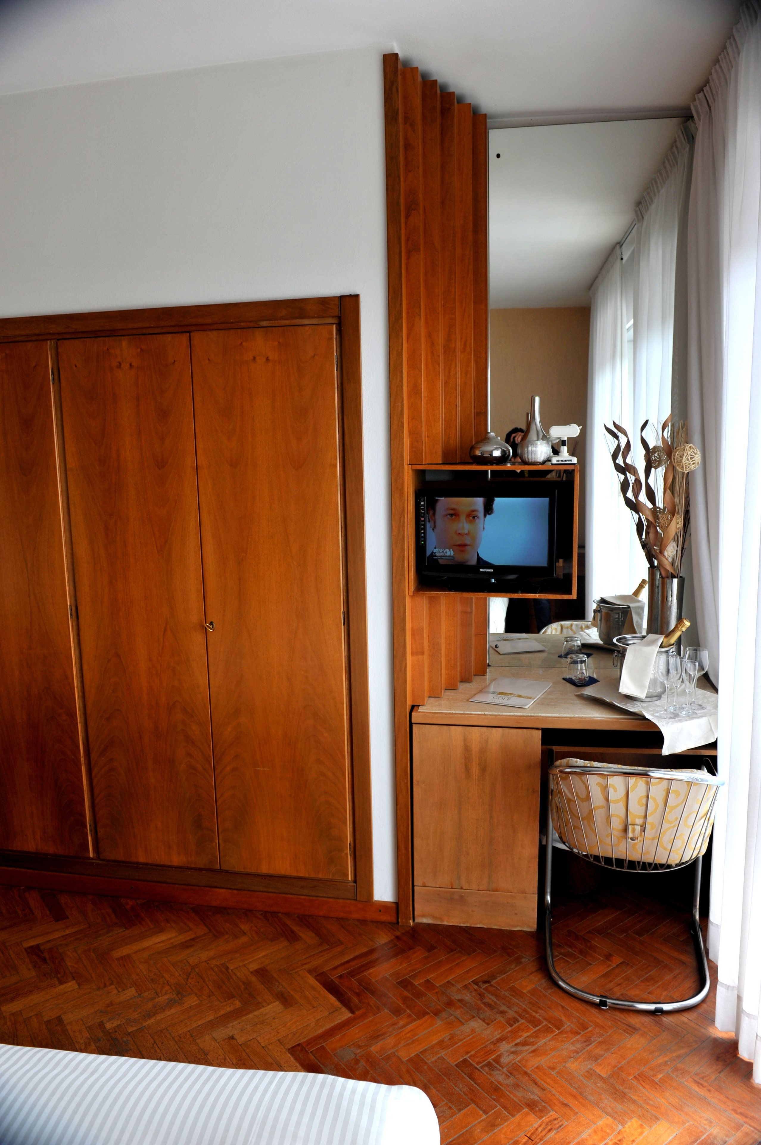 Minibar, coffres-forts dans les chambres, bureau, Wi-Fi gratuit