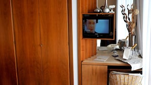 Een minibar, een kluis op de kamer, een bureau, gratis wifi