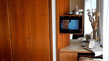 Minibar, coffres-forts dans les chambres, bureau, Wi-Fi gratuit