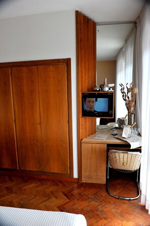 Minibar, in-room safe, desk, free WiFi