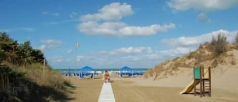 Playa en los alrededores, camastros y sombrillas