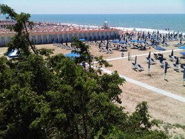 靠近海滩、沙滩椅、海滩遮阳伞