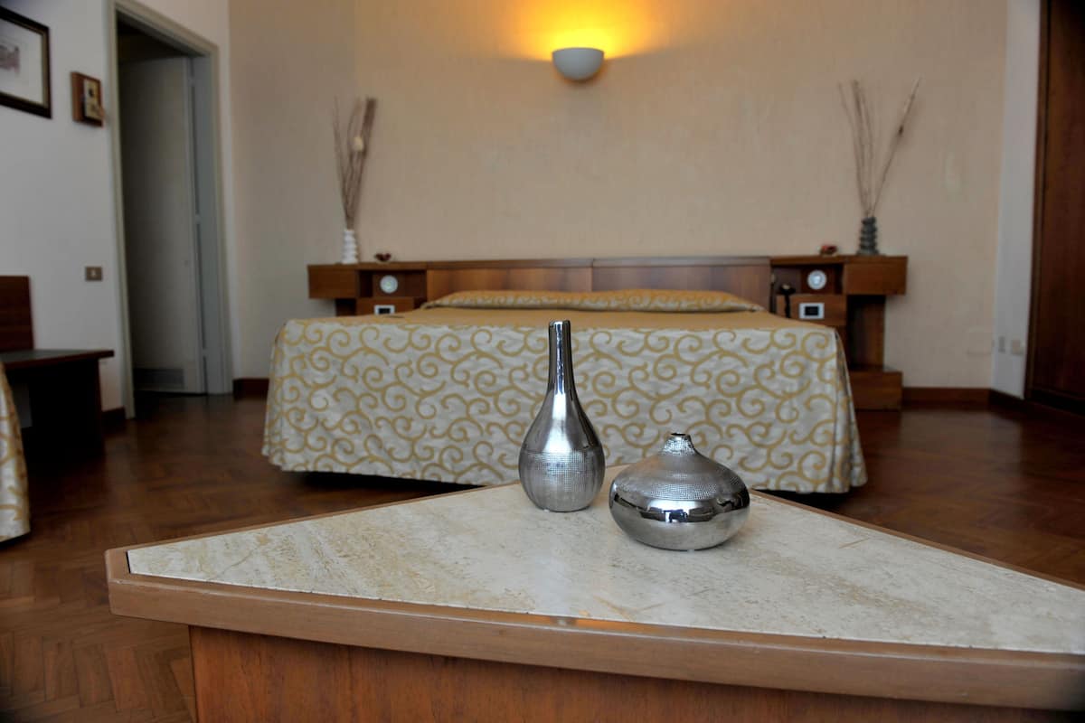 Minibar, in-room safe, desk, WiFi (free)