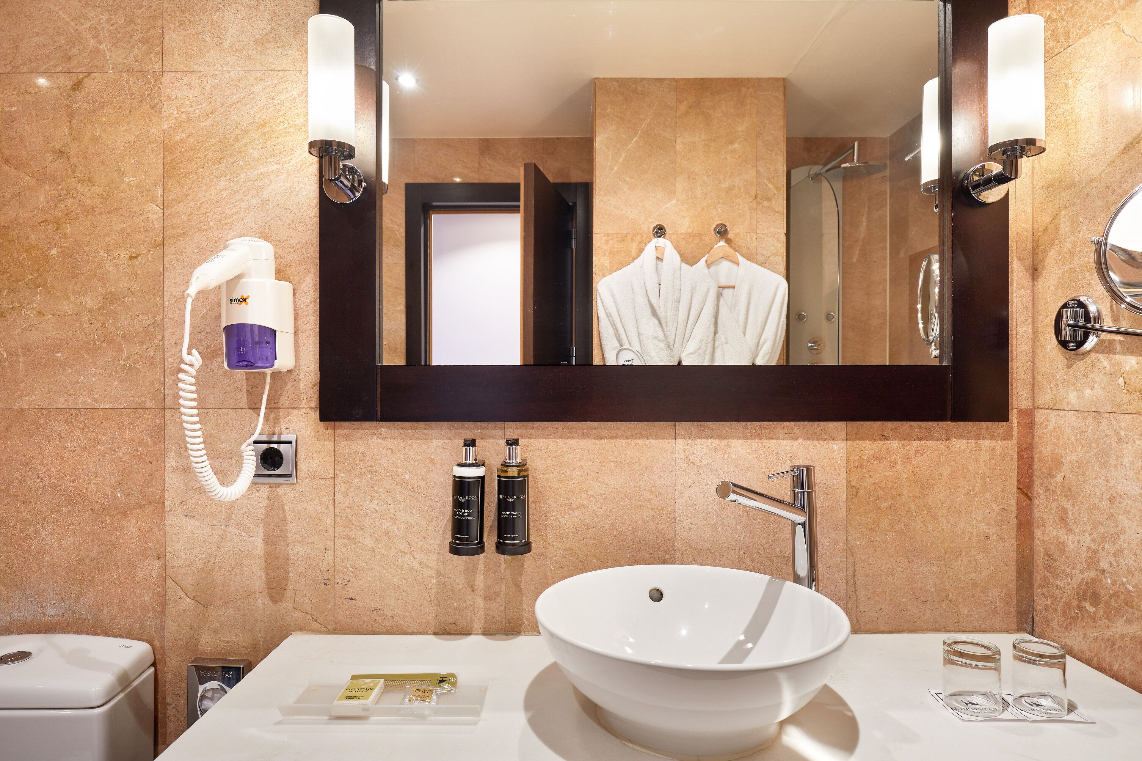 standard double or twin room | 1 bedroom, minibar, in-room safe, desk