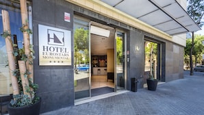 Entrada de un hotel con un cartel que dice "HOTEL EUROSTARS MONUMENTALS".