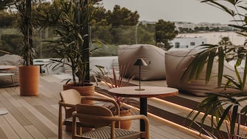 2 restaurants; breakfast, lunch, dinner and brunch served
