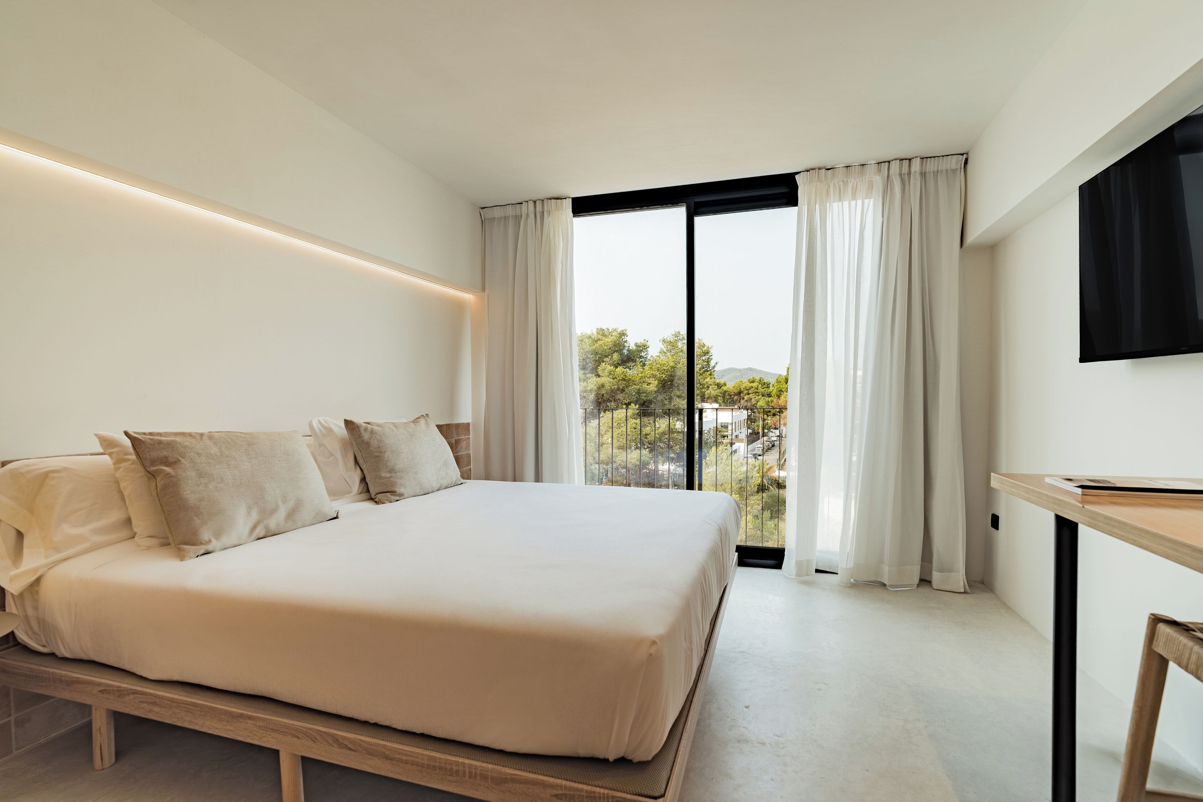 Hypo-allergenic bedding, minibar, in-room safe, blackout curtains