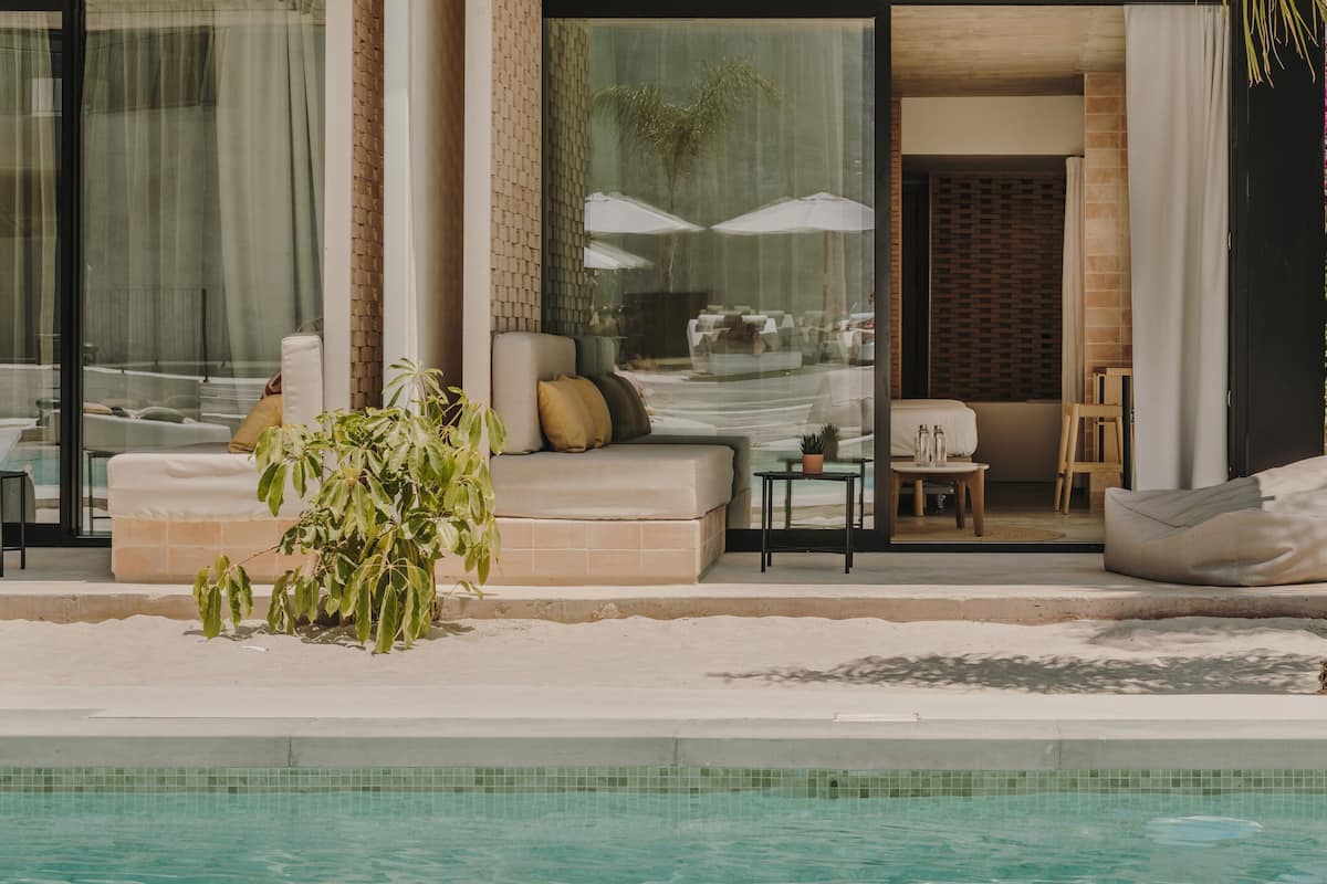 Signature Studio Suite, Poolside | Garden view