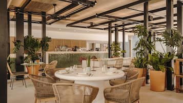 2 restaurants; breakfast, lunch, dinner and brunch served