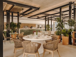 2 restaurants; breakfast, lunch, dinner and brunch served