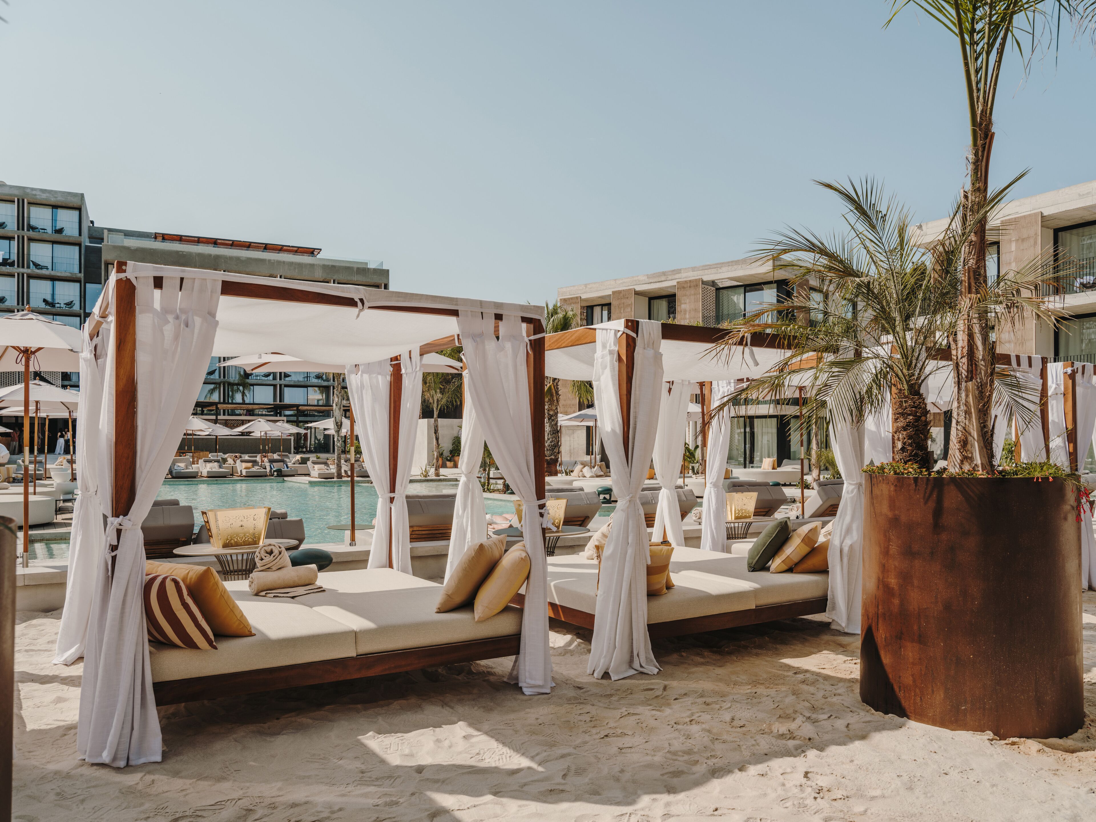 3 つの屋外プール、営業時 間 10:00 ～ 19:00、カバナ (無料)、プール パラソル