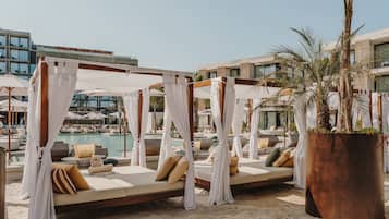 3 outdoor pools, open 10:00 AM to 7:00 PM, free pool cabanas