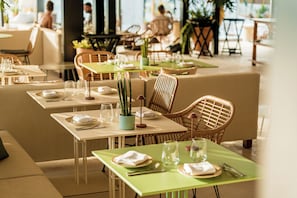 HĂ€r finns 2 restauranger som serverar frukost.
