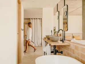 Grand-studiosuite - terrasse - havudsigt | Badeværelse | Gratis toiletartikler, hårtørrer, badekåber, håndklæder