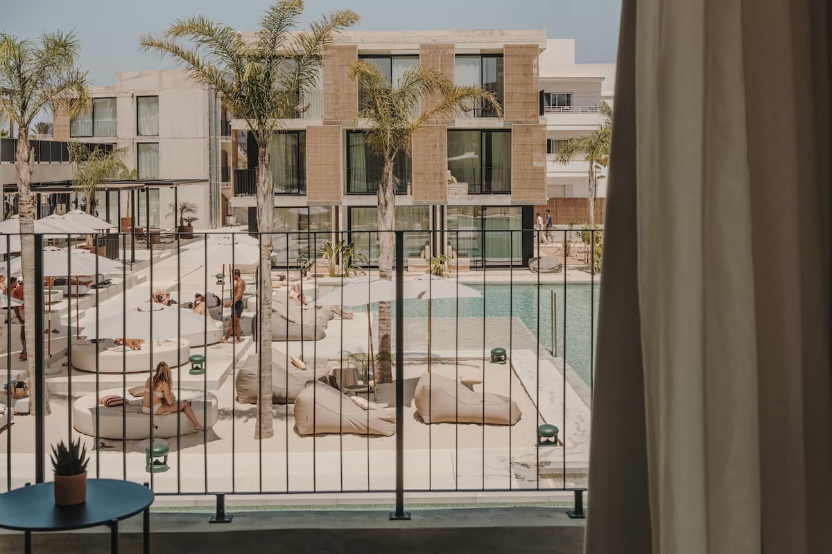 Superior-rum - terrass - utsikt mot poolen | 1 sovrum, allergitestade sÀngklÀder och minibar