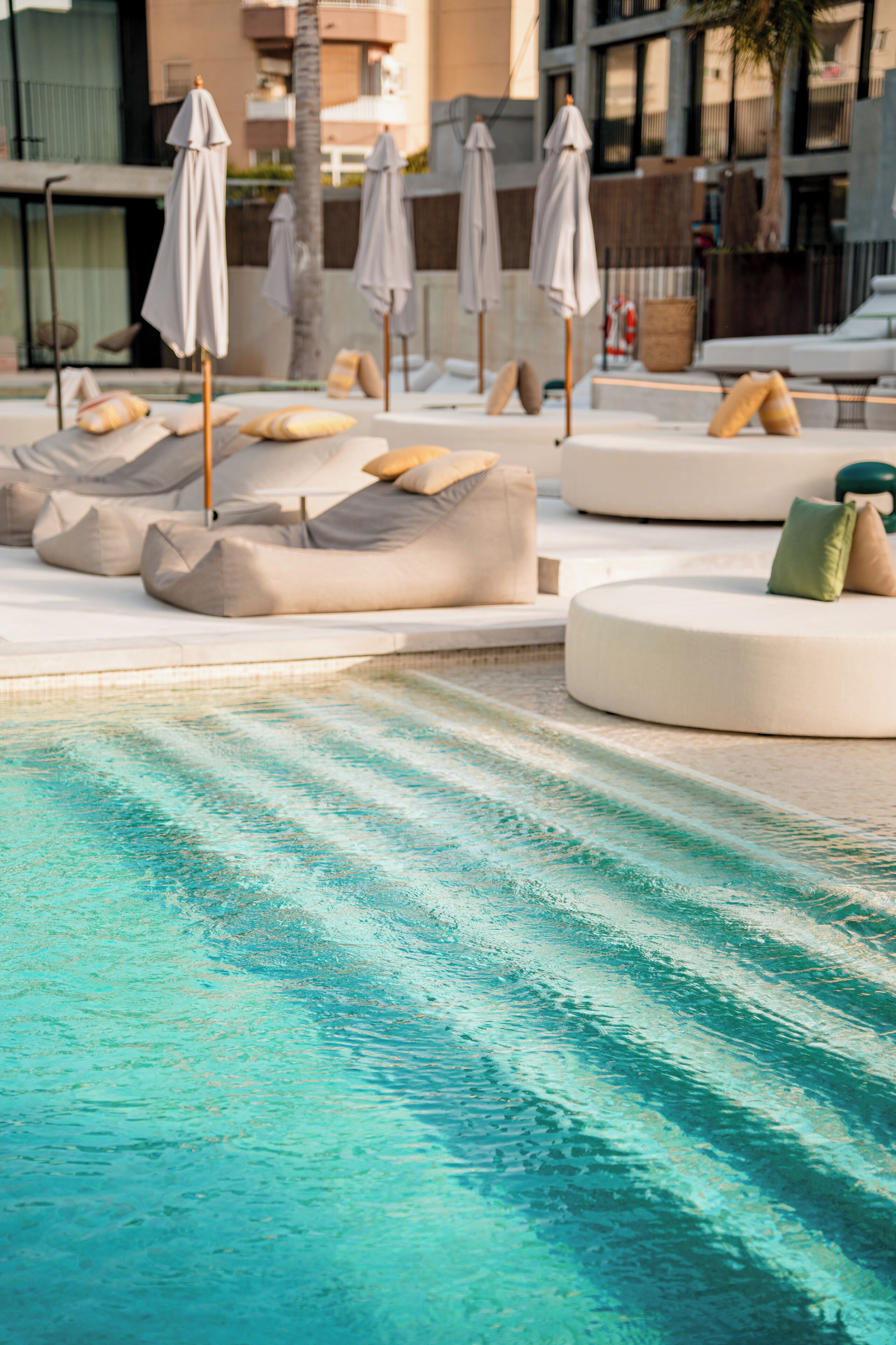 Ein Poolbereich mit Liegestühlen und Sonnenschirmen.