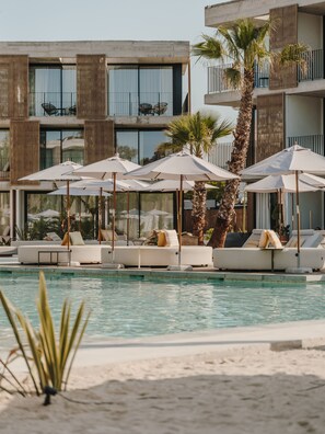 3 piscinas al aire libre, camas de piscina gratis, sombrillas